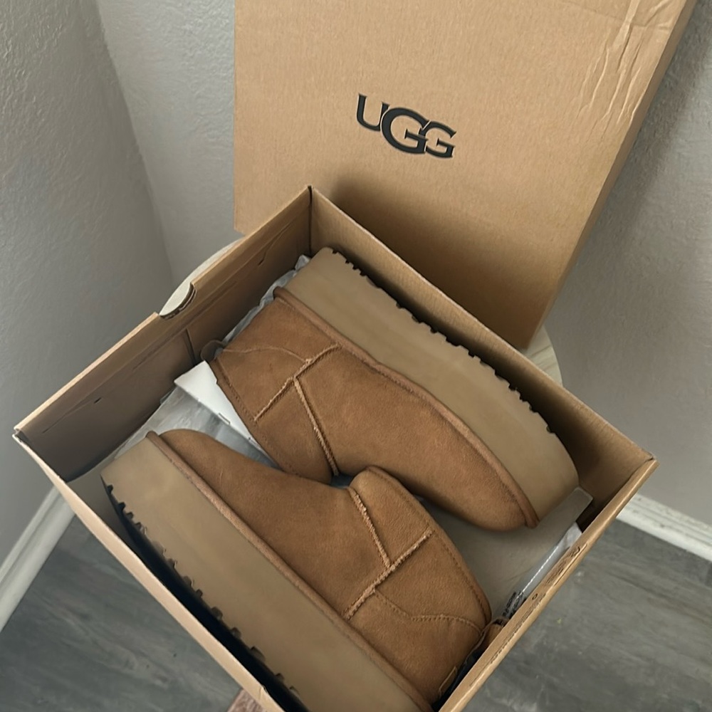 BRAND NEW platform Uggs